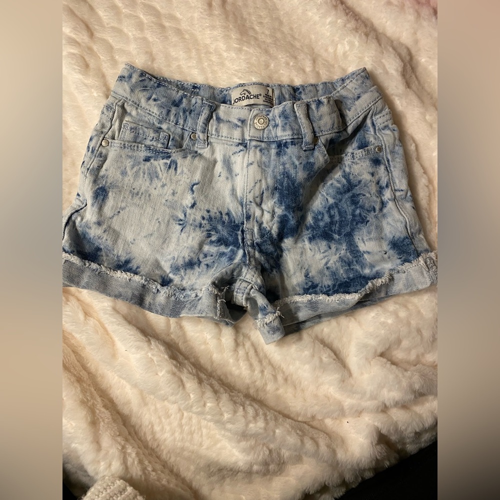 Kids tie dye shorts, size 7!